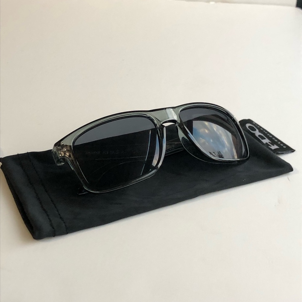OO9102 Oakley Holbrook Smoke Gray Frame - Picture 3 of 9
